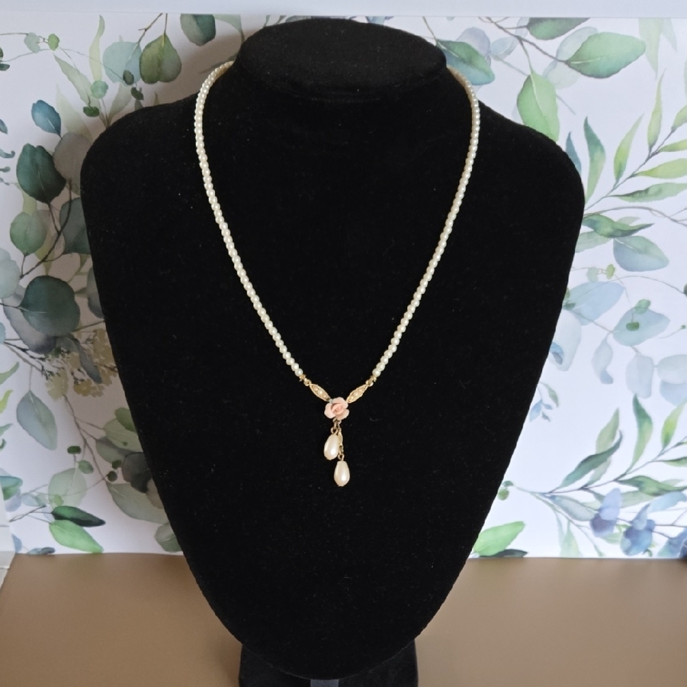 Elegant 1928 Pearl Necklace with Gold Accents - Picture 2 of 6